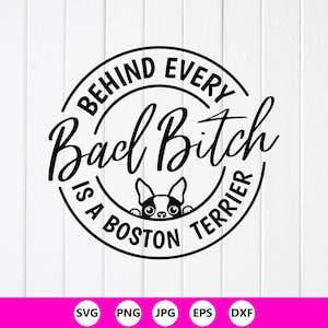 Può includere: Grafica in bianco e nero con il testo "BEHIND EVERY Bad Bitch IS A BOSTON TERRIER" in un design circolare. Un cane Boston Terrier sbuca dal basso. Icone dei tipi di file: SVG, PNG, JPG, EPS e DXF.