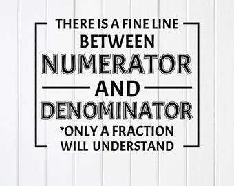 Könnte beinhalten: Ein schwarzes Grafikdesign auf weißem Hintergrund mit dem Text: THERE IS A FINE LINE BETWEEN NUMERATOR AND DENOMINATOR *ONLY A FRACTION WILL UNDERSTAND. Der Text ist von einem rechteckigen Rahmen mit horizontalen Linien umgeben.