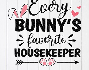 Puede incluir: Gráfico en blanco y negro con el texto "Every Bunny's favorite housekeeper" con un diseño de oreja de conejo rosa y huella de pata.