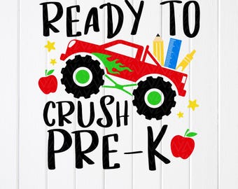 Puede incluir: Un diseño gráfico con el texto negro READY TO CRUSH PRE-K. En el centro, un camión monstruo rojo con llamas verdes, neumáticos negros con llantas verdes, un lápiz amarillo, una regla azul, dos manzanas rojas y varias estrellas amarillas.