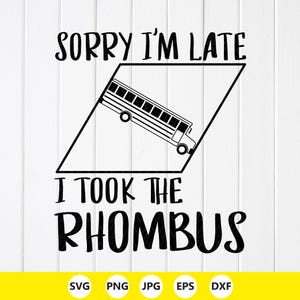 Könnte beinhalten: Schwarz-weißes Grafikdesign mit dem Text "SORRY I'M LATE" über einem Schulbus in einem Rhombus und dem Text "I TOOK THE RHOMBUS" darunter. Der untere Teil des Bildes zeigt die Dateityp-Symbole: SVG, PNG, JPG, EPS und DXF.