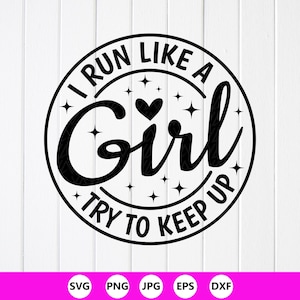 Puede incluir: Diseño circular en blanco y negro con el texto "I RUN LIKE A GIRL TRY TO KEEP UP". La palabra "Girl" está en una fuente grande y estilizada con un corazón encima. Pequeñas estrellas rodean el texto.