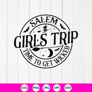 Op de afbeelding: Een zwart cirkelvormig grafisch ontwerp met de tekst SALEM GIRLS TRIP en TIME TO GET WICKED. Het ontwerp bevat een silhouet van een heks op een bezemsteel, een maansikkel, sterren en vliegende vleermuizen binnen een cirkelvormige rand.