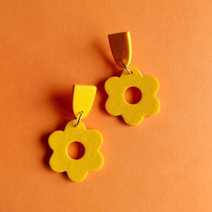 Daisy Drop Oorbellen - Gele bloem - Retro Vintage jaren &#39;70 - RVS Post - Statement Earring - Polymeer Klei - Boterbloem Mosterd