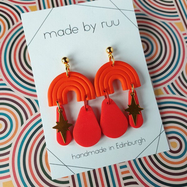 Rainbow Star Charm Earrings - Orange Red Dangle Earring - Poste de acero inoxidable - Pendientes Statement - Bright Retro Earring - Polymer Clay