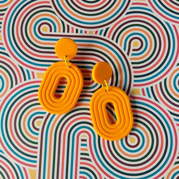 Pendientes de lazo modernos - Pendientes colgantes de lazo ovalado amarillo - Poste de acero inoxidable - Pendientes de declaración - Pendientes retro brillantes - Arcilla polimérica