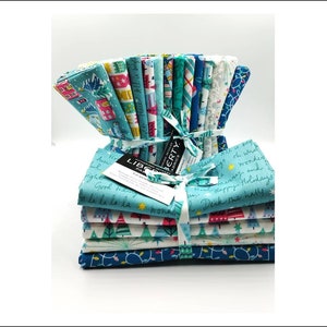 Puede incluir: Un conjunto de 12 cuadrados de tela con una variedad de estampados navideños en azul, verde, blanco y rojo. Las telas presentan ilustraciones de árboles de Navidad, luces, casas y texto que dice "Peace All is Bright" y "Deck the Halls".