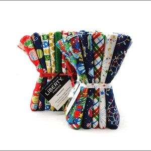 Puede incluir: Un paquete de 12 cuadrados de tela de cuarto de grasa con una variedad de estampados navideños. Las telas son una mezcla de rojo, verde, azul, blanco y dorado. Los cuadrados de tela están atados con una cinta blanca y una etiqueta que dice "LIBERTY. AUTHORISED RETAILER FABRICS Fat quarters Average Piece length 50x55cm Composition 100% Care: Cool Wash"