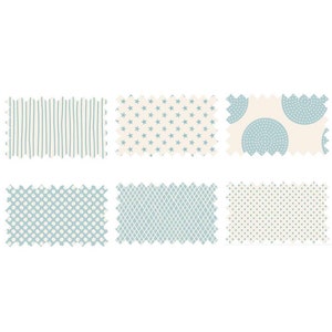 Può includere: Sei campioni di tessuto con diversi motivi in ​​tonalità di blu e bianco. I motivi includono strisce, stelle, pois, cerchi e un motivo a rombi.
