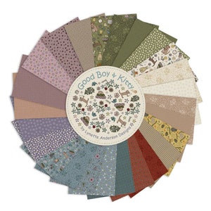 Può includere: Una collezione di 24 quadrati di tessuto con una varietà di motivi, tra cui stampe floreali, geometriche e di animali. I quadrati di tessuto sono disposti a forma di ventaglio e sono etichettati "Good Boy & Kitty by Lynette Anderson Designs".