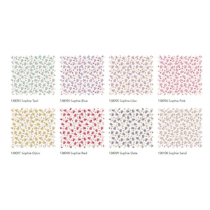 Op de afbeelding: Een verzameling van acht stofstalen met bloemmotieven in verschillende kleuren, waaronder teal, blauw, lila, roze, Dijon, rood, leisteen en zand. Elk staal is gelabeld met een productcode en een kleurnaam.