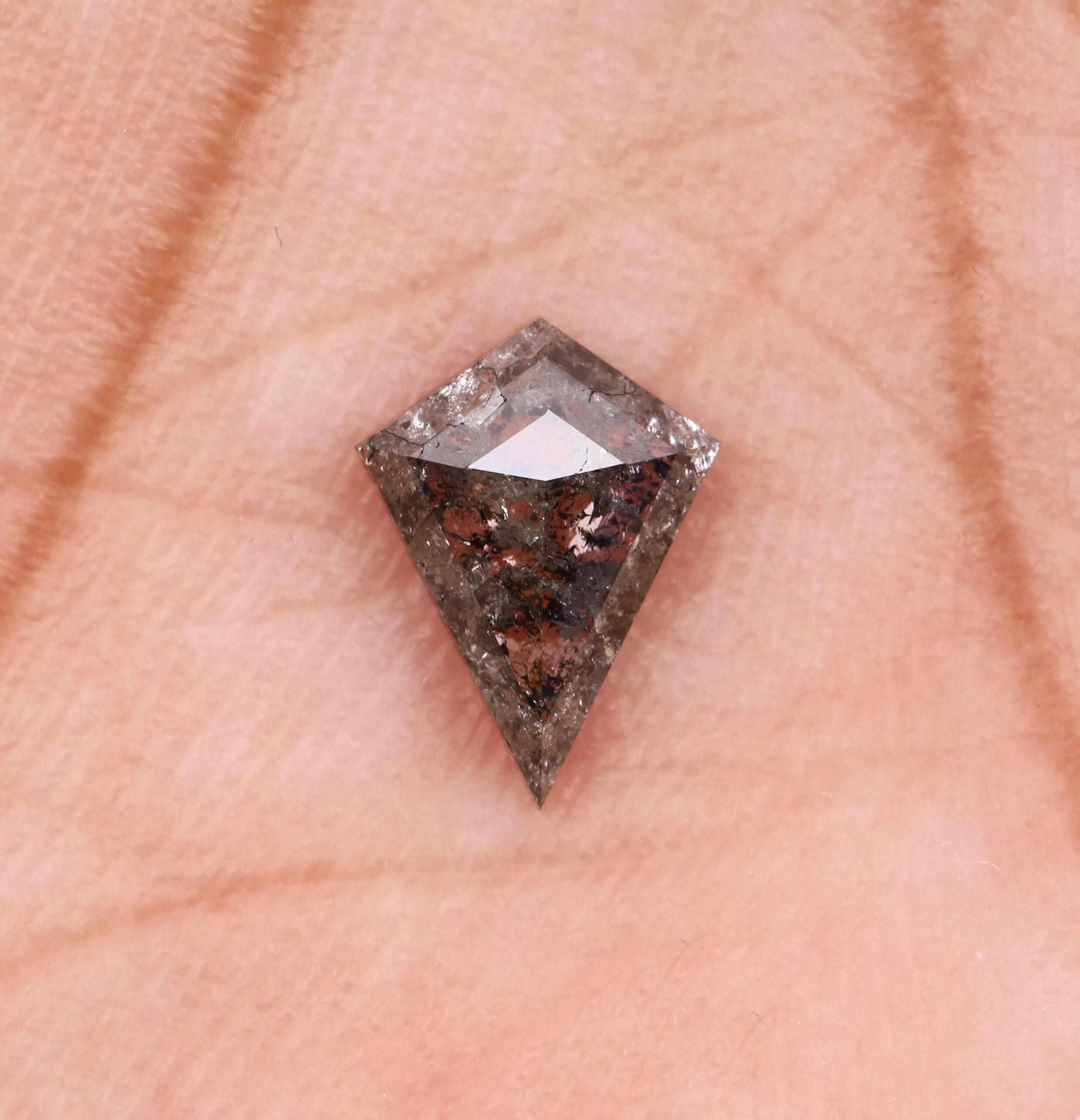 0.47カラット、7.3 x 5.4mm、カイトカットのソルト＆ペッパー