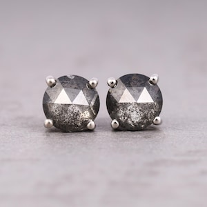 Par de pendientes redondos con diamantes de sal y pimienta, minimalistas y delicados de oro de 14 quilates para mujer.