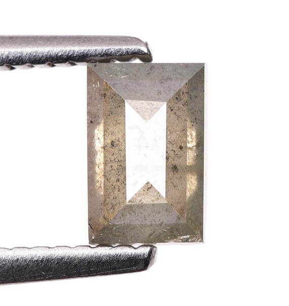 0.49カラット、5.6 x 3.6mm、バゲットカットのソルト＆ペッパー