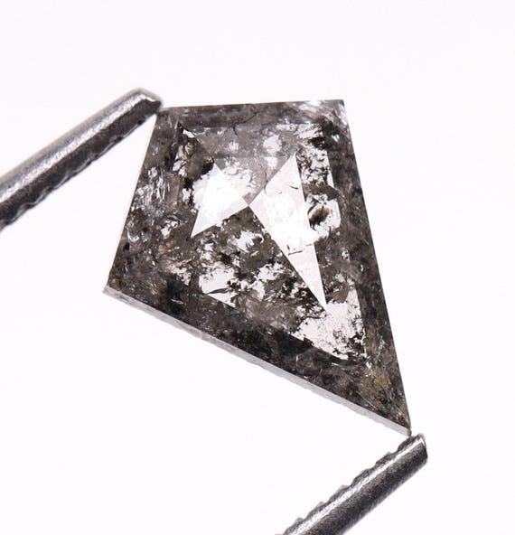 0.47カラット、7.3 x 5.4mm、カイトカットのソルト＆ペッパー