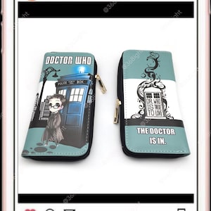 Może przedstawiać: Dwa portfele z zamkiem błyskawicznym w stylu Doctor Who. Jeden przedstawia kreskówkową ilustrację Doktora stojącego przed TARDIS. Drugi przedstawia stylizowaną ilustrację TARDIS z tekstem "Dr. Who is there to love. The Doctor is in."