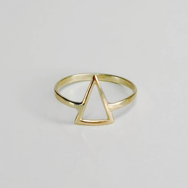 Dreieck Ring aus Messing, Stapelring, Minimalistischer Ring, Geometrischer Ring, dreieckiger Ring, Goldener Ring, Messingring Gold