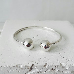Chunky bangle made of sterling silver with ball, statement open bangle with balls made of 925 silver, cuff bangle minimalist