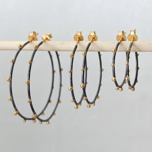 Örhängen i 925 sterlingsilver, svart rodiumpläterade med guldpläterade prickar, handgjorda, unikt smycke, örhängen med svarta och guldprickar