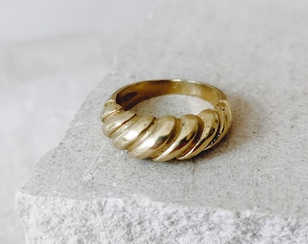 Croissant ring made of golden brass, Twisted ring, Dome ring gold