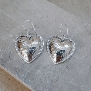 Sterling Silber Herzohrringe, 925 Silber Ohrringe mit Herzanhänger gehämmert,