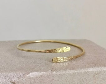 Goldener verstellbarer Armreif, gehämmert strukturiert, Armreif aus Messing, Golden Bangle Cuff, Minimalistisches Armband