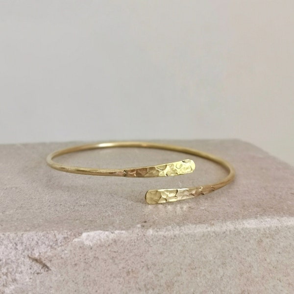 Goldener verstellbarer Armreif, gehämmert strukturiert, Armreif aus Messing, Golden Bangle Cuff, Minimalistisches Armband