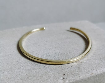 Minimalist thin bangle made of golden brass, adjustable