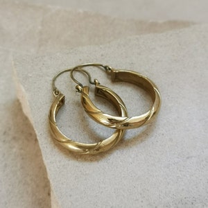 Boucles d&#39;oreilles créoles larges 40 mm, boucles d&#39;oreilles larges minimalistes, créoles dorées en laiton à motif rayé