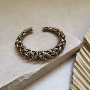 Chunky bracelet made of golden brass, statement bangle, wide bangle, braided bracelet, round bracelet