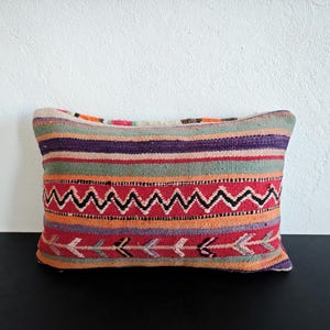 Fodera per cuscino marocchina con motivo a righe, cuscino rettangolare boho in lana rosa e multicolore, kilim vintage