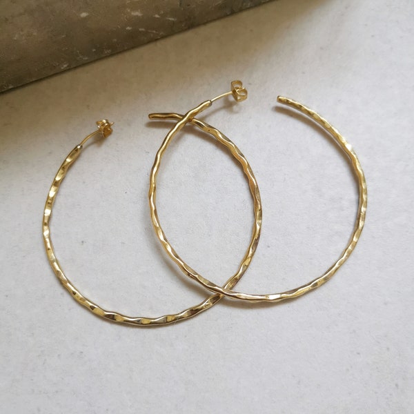 Gehamerde koperen hoepel oorbellen, gestructureerde, gouden hoepel oorbellen, minimalistische hoepel oorbellen, hoepel oorbellen 60 mm messing goud