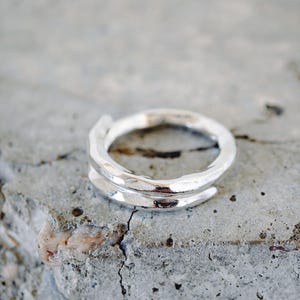 Organischer Silber Ring, Raw Statement Stapelring, Gehämmerter Silberring