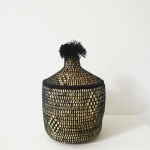 ベルベルバスケット（蓋付き、海草製）、モロッコ製収納バスケット