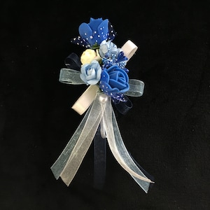 Blumenanstecker Bräutigam Trauzeuge Marine Blau Weiß Creme Hellblau Papier Rosen Satin- Organza Schleife
