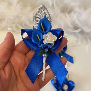 Spilla a forma di fiore, sposo, testimone, blu reale, bianco, azzurro, rose di carta, calle, fiocco in raso argentato