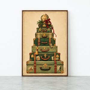 Op de afbeelding: Een verticale kunstdruk met een stapel van zeven vintage-stijl koffers in groentinten, gerangschikt in een piramidevorm. Bovenop staat een wereldbol, versierd met een rood lint en gouden belletjes. De achtergrond heeft een verouderde crèmekleur.