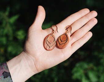 Vergoldete Hängeohrringe mit handgeschnitztem Lace Sheoak Holz Anhänger