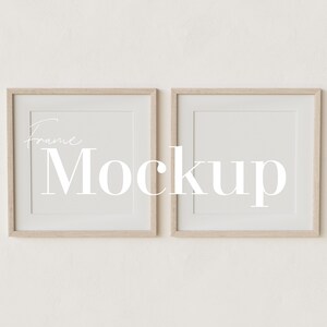 Op de afbeelding: Twee vierkante houten fotolijsten met witte passe-partouts en een witte achtergrond. De lijsten staan ​​naast elkaar en de tekst "Frame Mockup" is in wit op de lijsten geschreven.