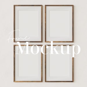 Może przedstawiać: Cztery brązowe drewniane ramki do zdjęć z białymi passe-partout i pustymi białymi przestrzeniami wewnątrz ramek. Ramki są ułożone w kształt kwadratu na białej ścianie. Tekst "Frame Mockup" jest napisany białymi literami pod ramkami.