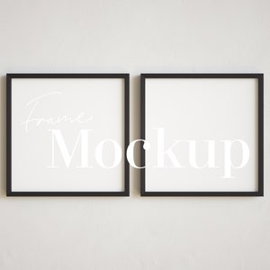 Peut inclure: Deux cadres photo noirs avec des passe-partout blancs, côte à côte sur un mur blanc. Le texte "Frame Mockup" est écrit en blanc sur les cadres.