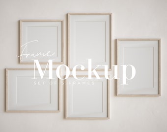 Op de afbeelding: Set van vijf lege fotolijsten met natuurlijke houten frames tegen een witte muur. De frames zijn in een verspringende opstelling geplaatst. De tekst "Frame Mockup Set of 5 Frames" is in witte tekst op de muur geschreven.