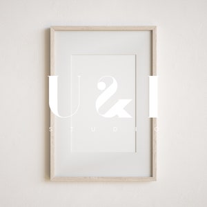 Peut inclure: Une impression encadr&eacute;e avec le texte "U&I STUDIO" en blanc sur un fond beige clair.