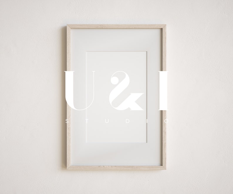 Peut inclure: Une impression encadr&eacute;e avec le texte "U&I STUDIO" en blanc sur un fond beige clair.