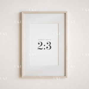 Peut inclure: Une impression encadr&eacute;e avec un fond blanc et un texte noir qui dit "ASPECT RATIO 2:3". Le cadre est en bois brun clair.