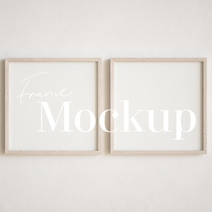 Op de afbeelding: Twee eenvoudige houten fotolijsten met witte passe-partouts en een witte achtergrond. De tekst "Frame Mockup" is in wit op de lijsten geschreven.