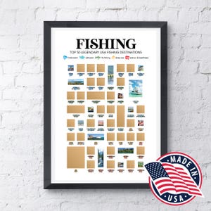 Puede incluir: Impresión enmarcada con un mapa para rascar de los 50 destinos de pesca legendarios de EE. UU. El mapa incluye iconos para agua dulce, agua salada, pesca con mosca, alta mar y salmón y trucha. Una pegatina "Made in USA" está en la esquina inferior derecha.