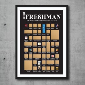 Op de afbeelding: Een zwart ingelijste poster met de titel FRESHMAN 2030 THE ULTIMATE FRESHMAN YEAR BUCKET LIST. De poster bevat een raster van gouden krasvakjes met kleine iconen en tekstinstructies onder elk vakje voor diverse schoolactiviteiten.