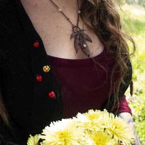 Broches coccinelle - champignon, hobbitcore, goblincore, mode cottagecore, automne, ambiance automnale, mode féerique des forêts, broche, fantaisie, mode cosy, cosy
