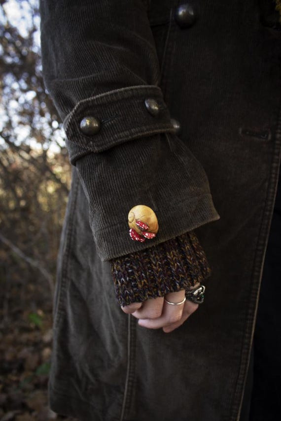 Shroom snail pin